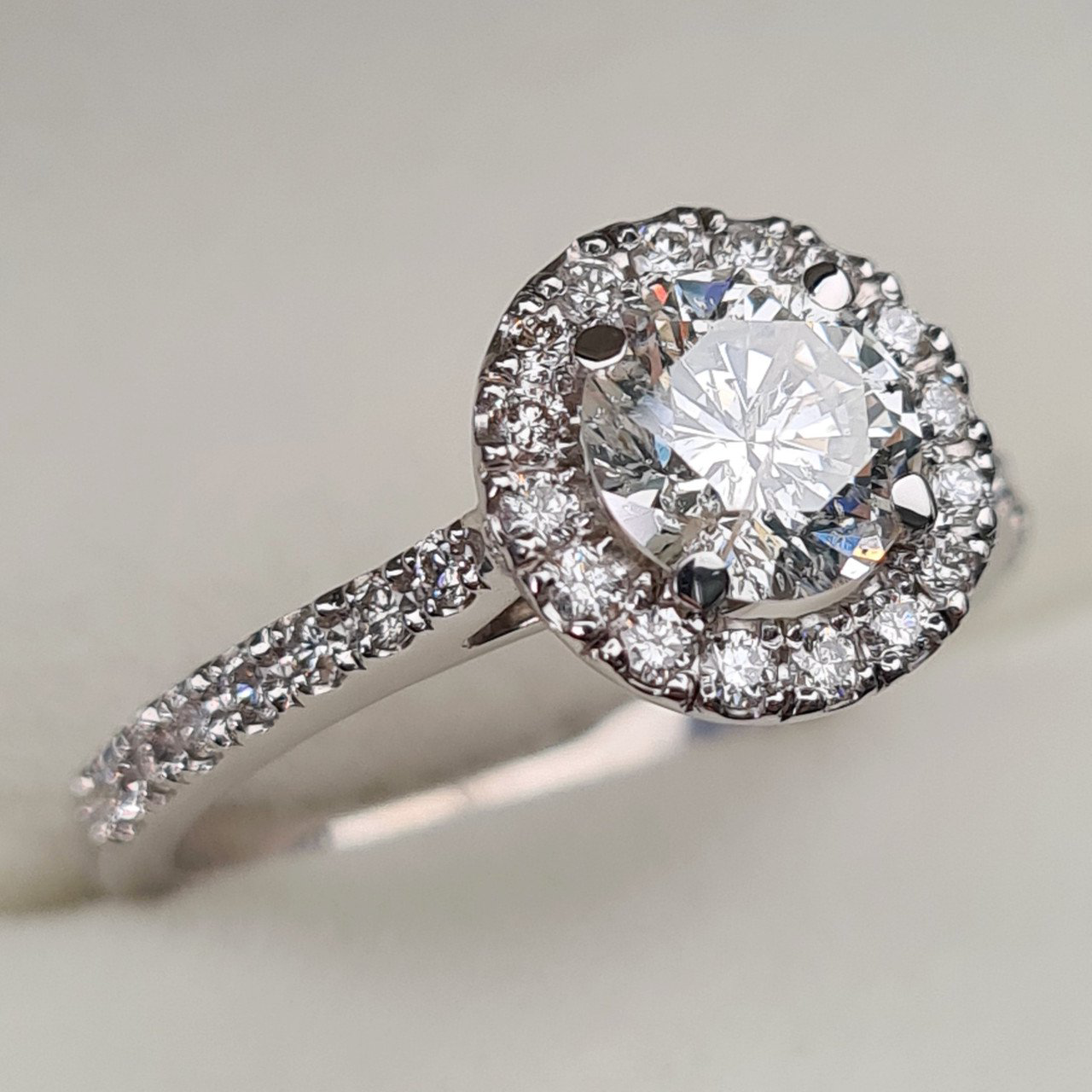 Кольцо Deimantas 95968447 17,5р 3,8гр 1,42ct. купить,NaN