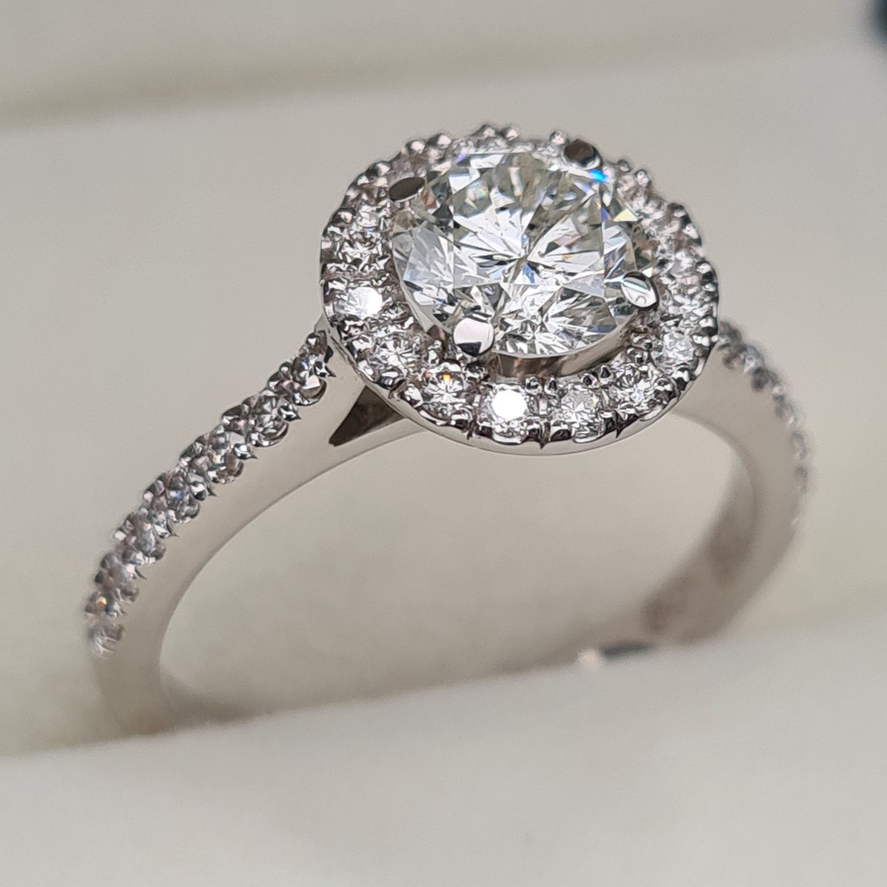 Кольцо Deimantas 95968447 17,5р 3,8гр 1,42ct. купить,NaN