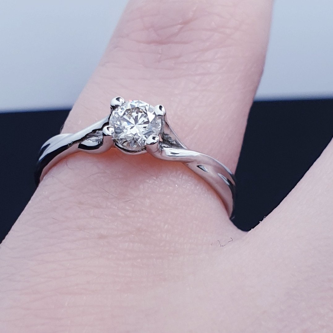 Кольцо Deimantas 51814805 16р 2,2гр 0,28ct. купить,NaN