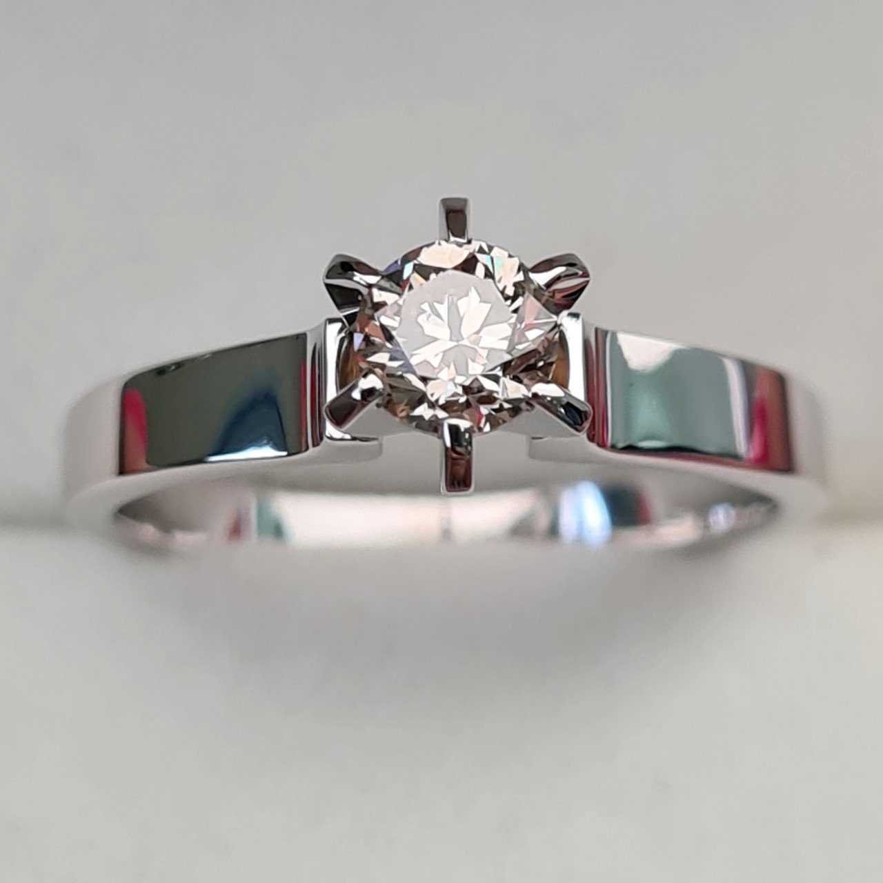 Кольцо Deimantas 93747004 16,5р 3,22гр 0,38ct. купить,NaN