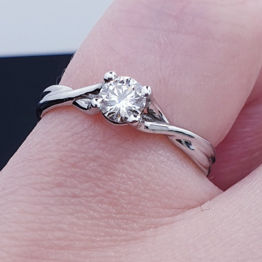 Кольцо Deimantas 51814805 16р 2,2гр 0,28ct. купить,NaN