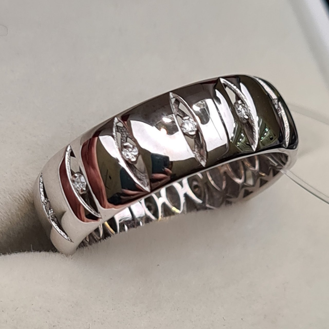 Кольцо Deimantas 98168853 19р 2,75гр 0,13ct. купить,NaN