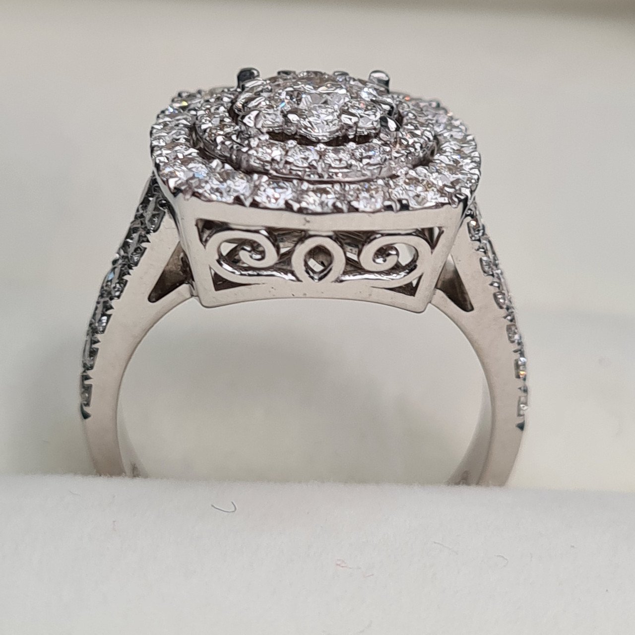 Кольцо Deimantas 95975089 18р 9,07гр 2,28ct. купить,NaN