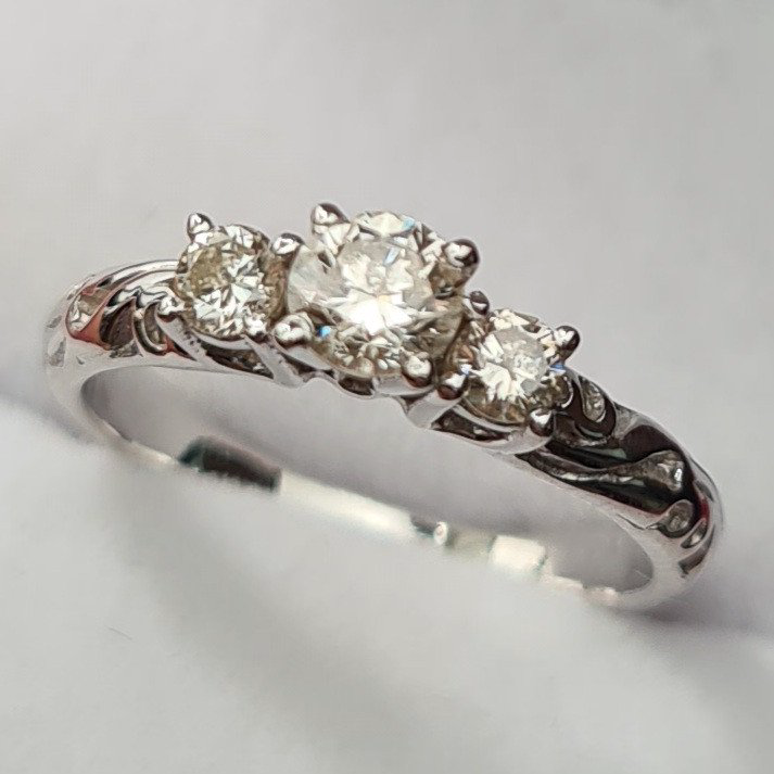 Кольцо Deimantas 80843129 16,3р 2,25гр 0,50ct. купить,NaN