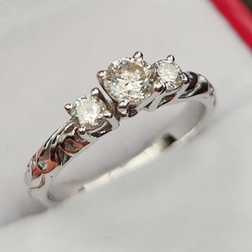 Кольцо Deimantas 80843129 16,3р 2,25гр 0,50ct. купить,NaN