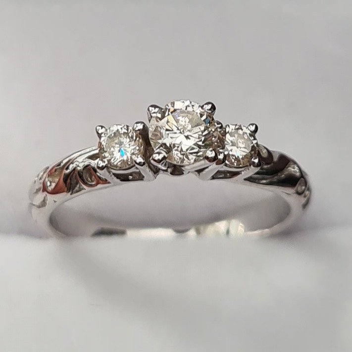 Кольцо Deimantas 80843129 16,3р 2,25гр 0,50ct. купить,NaN