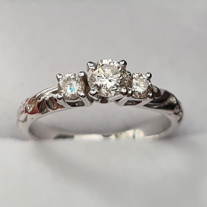 Кольцо Deimantas 80843129 16,3р 2,25гр 0,50ct. купить,NaN