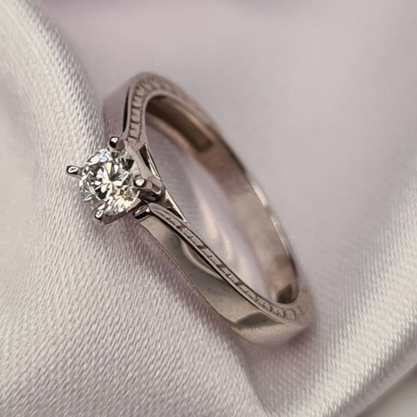 Кольцо Deimantas 81001654 16,51р 2,68гр 0,24ct. купить,NaN