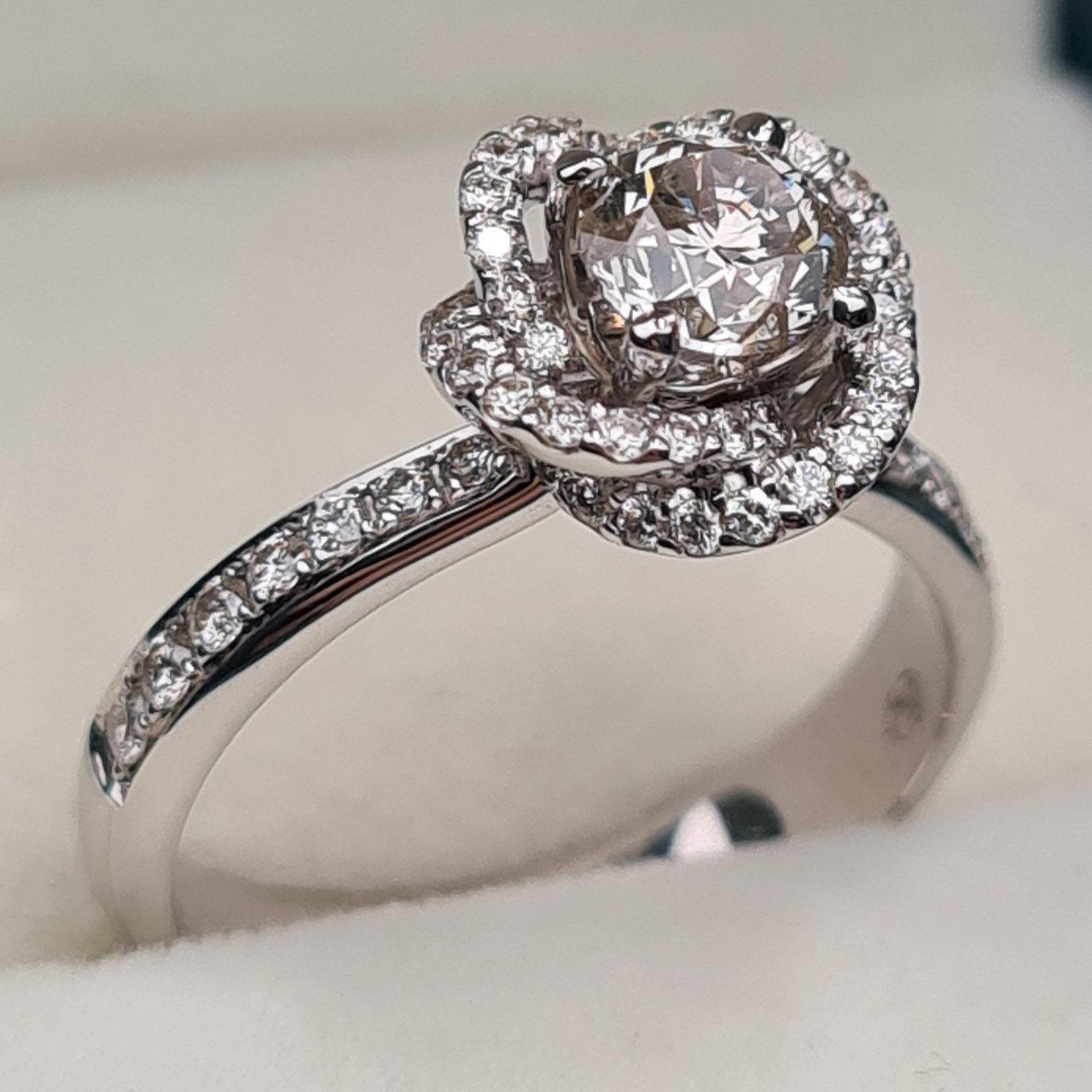 Кольцо Deimantas 95976247 17р 4,69гр 1,00ct. купить,NaN