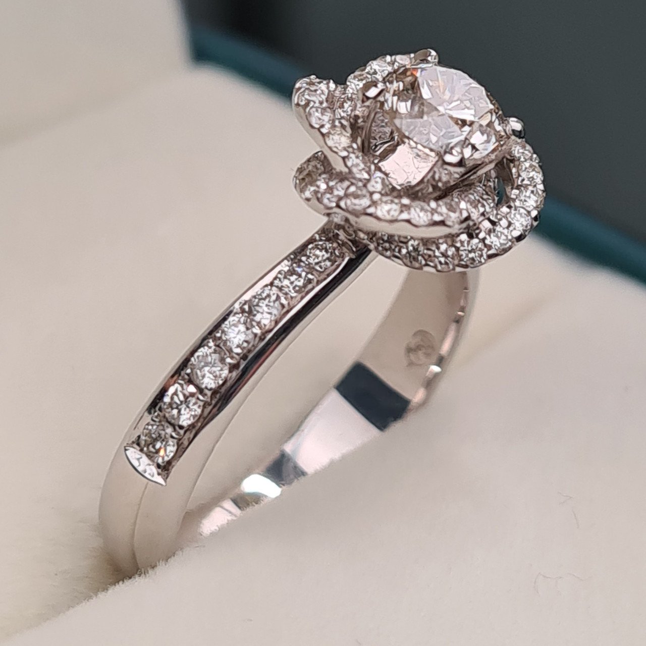 Кольцо Deimantas 95976247 17р 4,69гр 1,00ct. купить,NaN