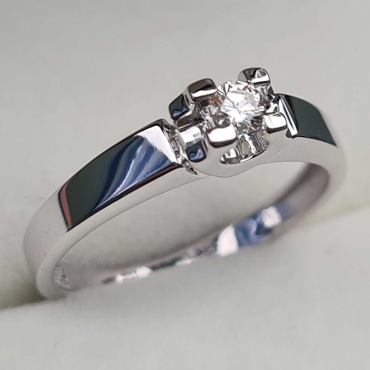 Кольцо Deimantas 94449802 17,5р 2,72гр 0,10ct. купить,NaN