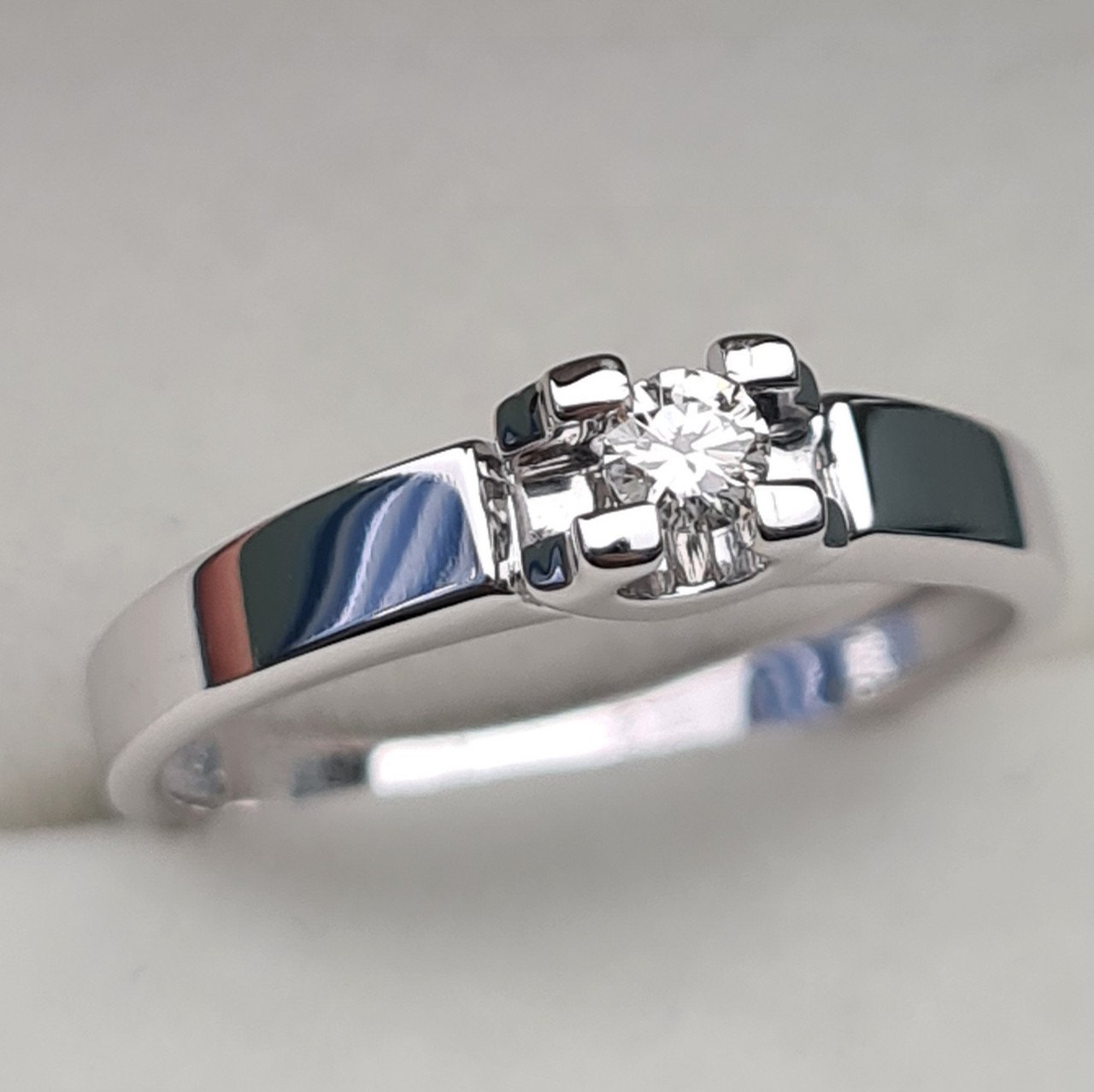Кольцо Deimantas 94449802 17,5р 2,72гр 0,10ct. купить,NaN