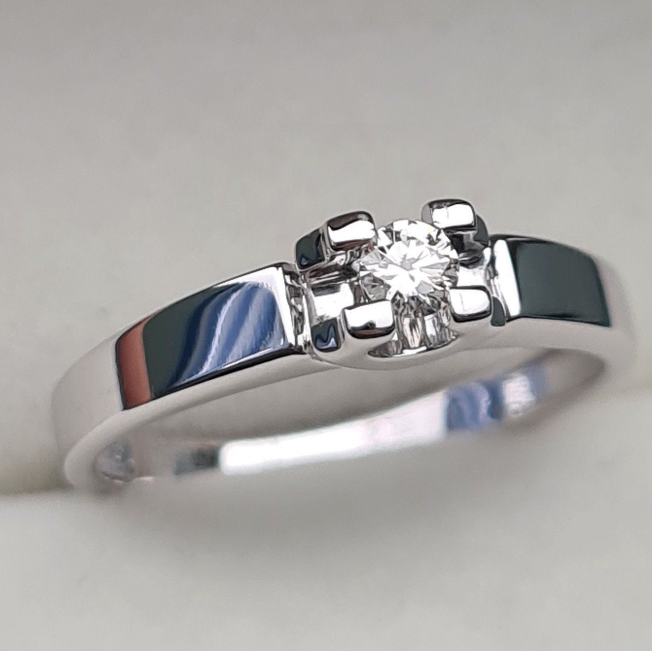 Кольцо Deimantas 94449802 17,5р 2,72гр 0,10ct. купить,NaN