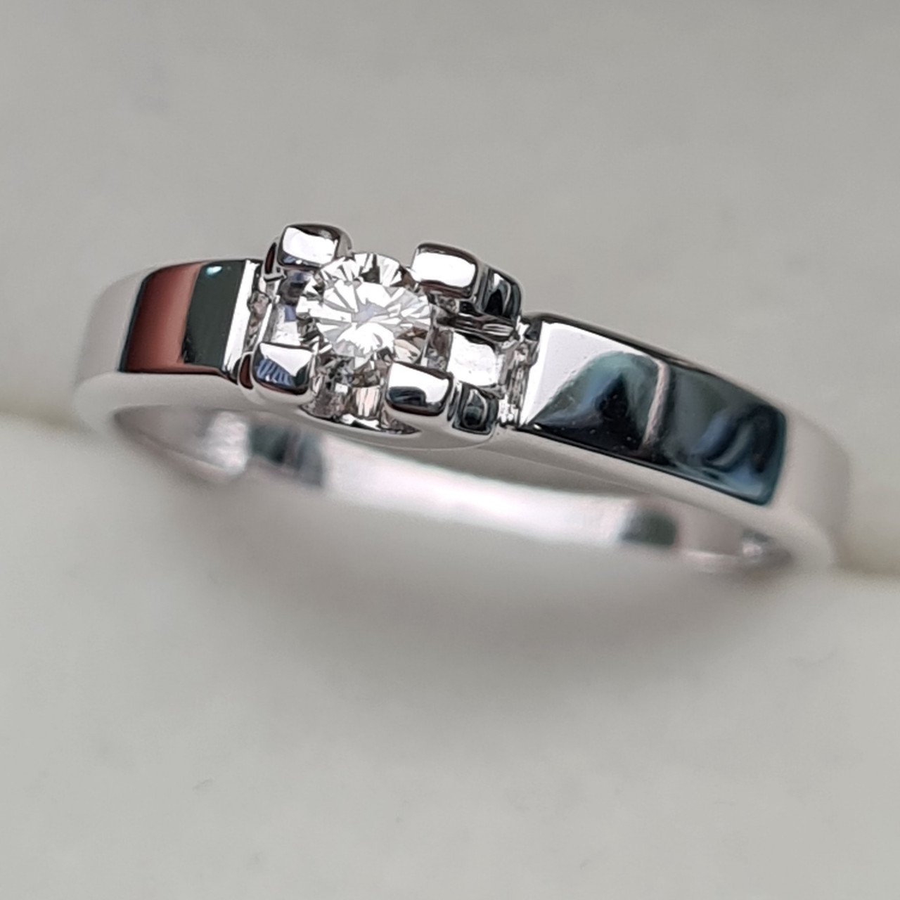 Кольцо Deimantas 94449802 17,5р 2,72гр 0,10ct. купить,NaN