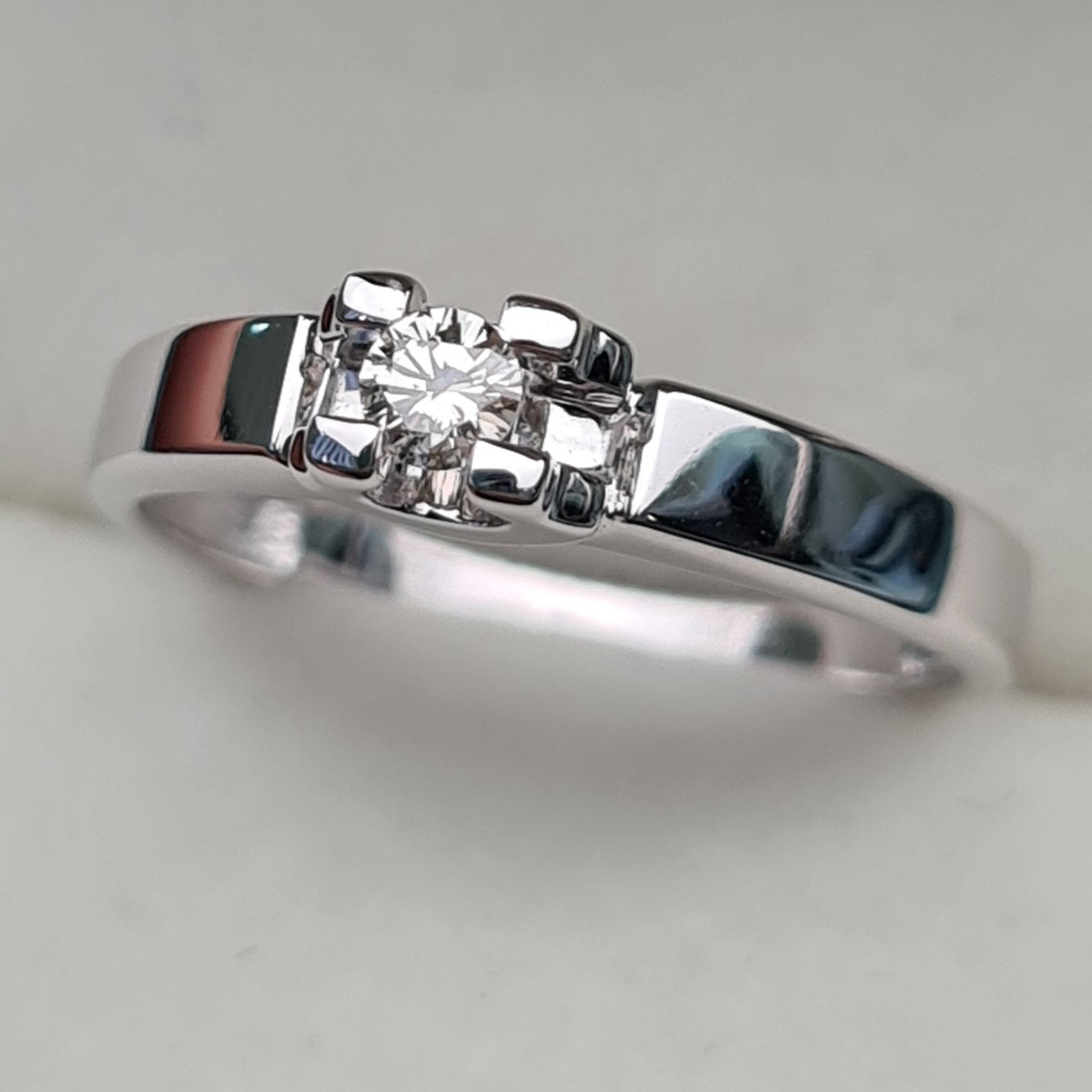 Кольцо Deimantas 94449802 17,5р 2,72гр 0,10ct. купить,NaN