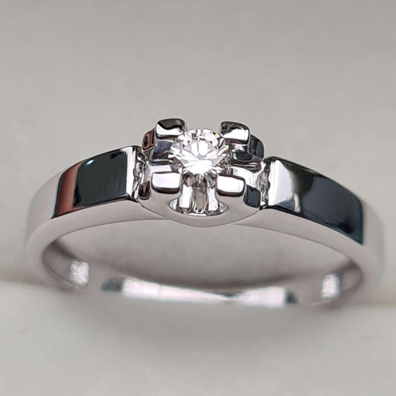Кольцо Deimantas 94449802 17,5р 2,72гр 0,10ct. купить,NaN