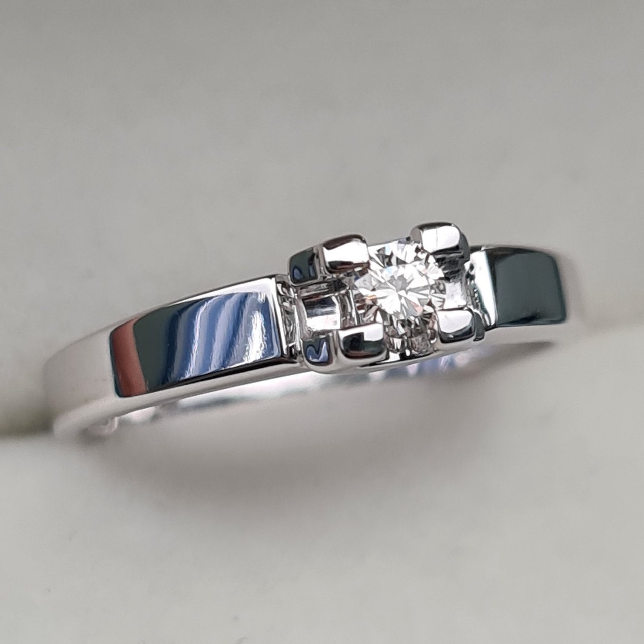 Кольцо Deimantas 94449802 17,5р 2,72гр 0,10ct. купить,NaN