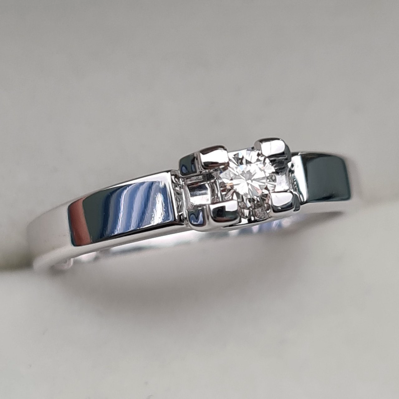 Кольцо Deimantas 94449802 17,5р 2,72гр 0,10ct. купить,NaN