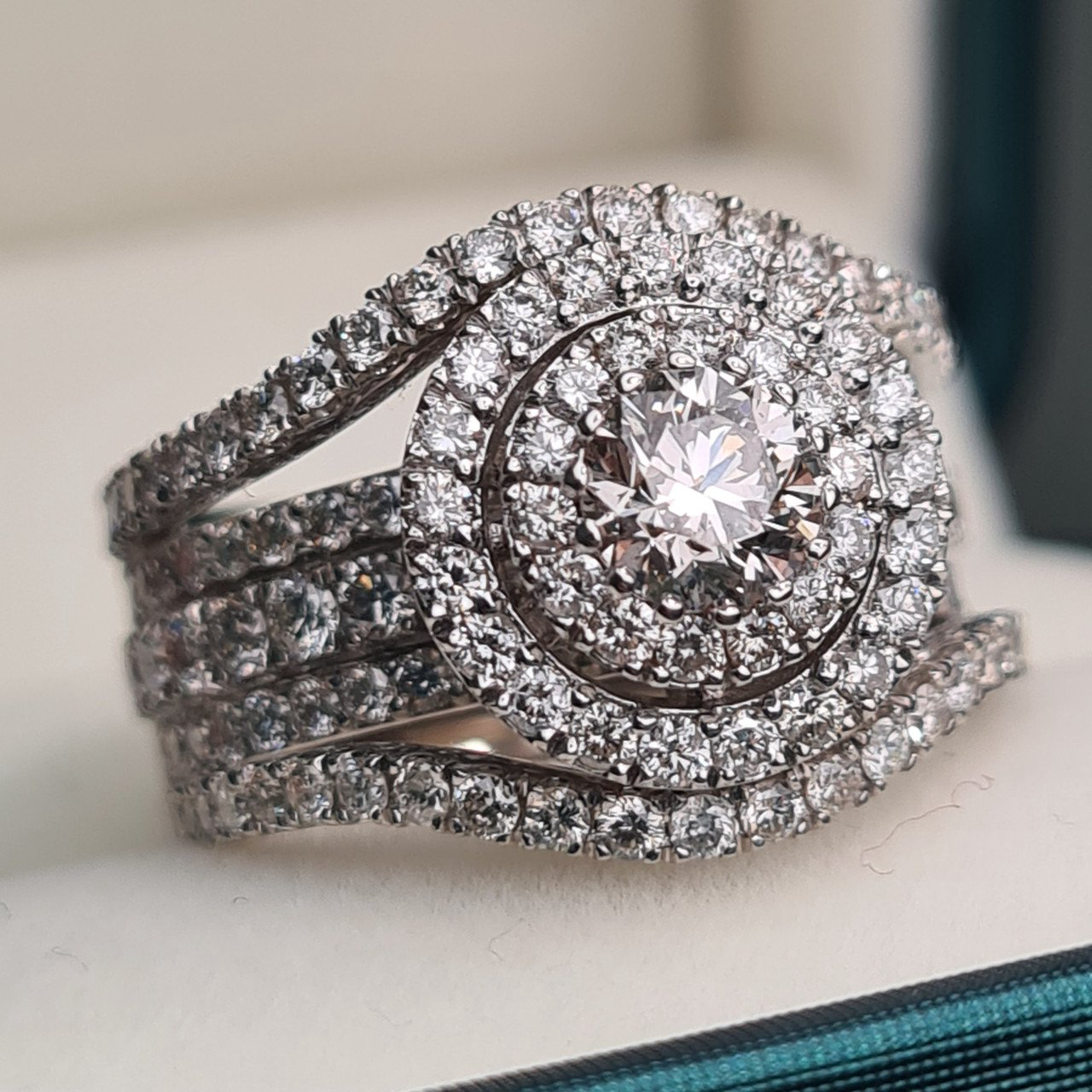 Кольцо Deimantas 96144750 17р 11,24гр 2,43ct. купить,NaN