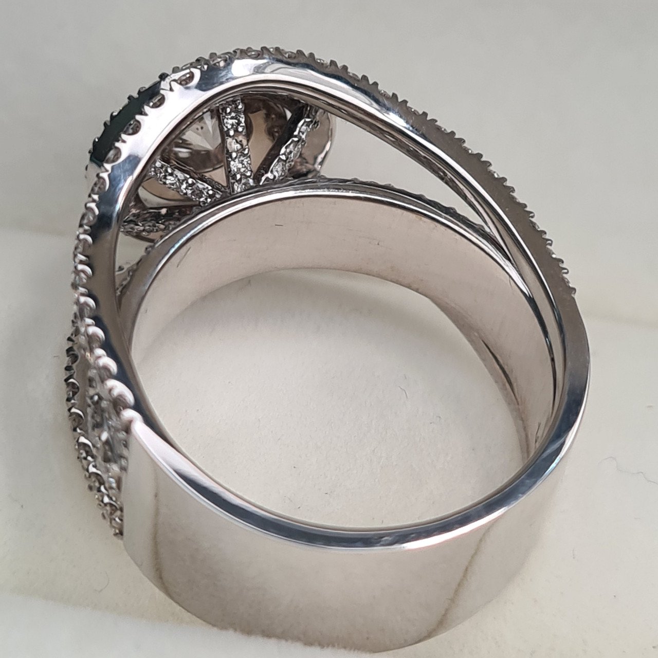 Кольцо Deimantas 96144750 17р 11,24гр 2,43ct. купить,NaN