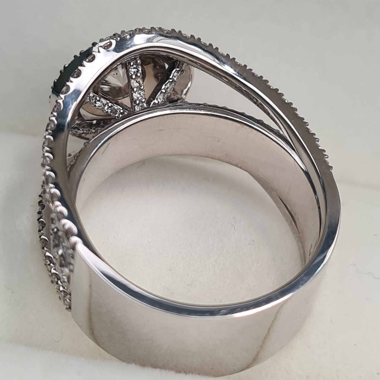 Кольцо Deimantas 96144750 17р 11,24гр 2,43ct. купить,NaN