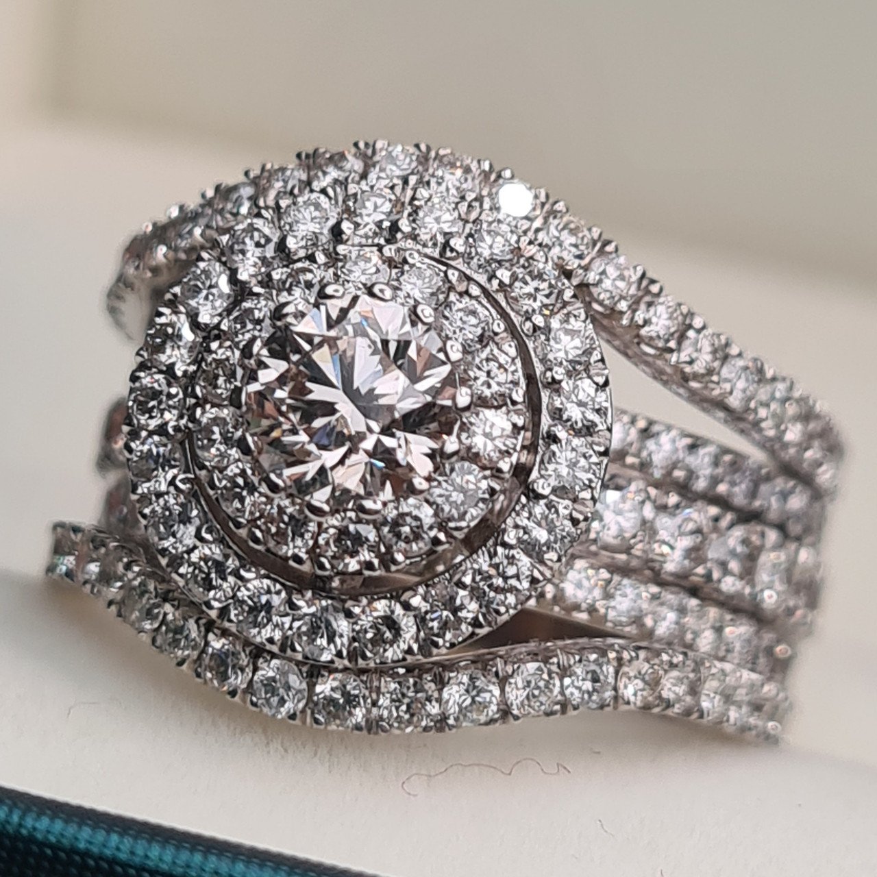Кольцо Deimantas 96144750 17р 11,24гр 2,43ct. купить,NaN