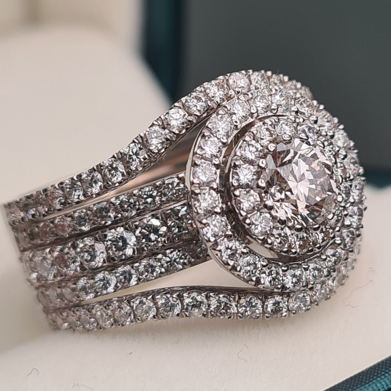 Кольцо Deimantas 96144750 17р 11,24гр 2,43ct. купить,NaN