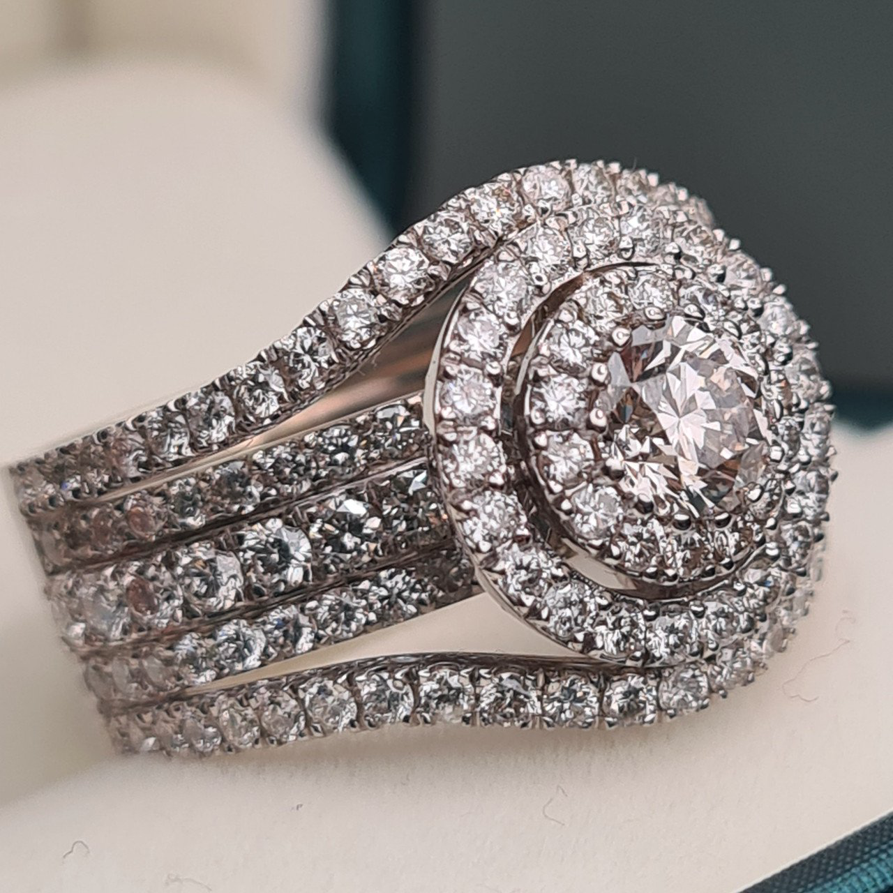Кольцо Deimantas 96144750 17р 11,24гр 2,43ct. купить,NaN