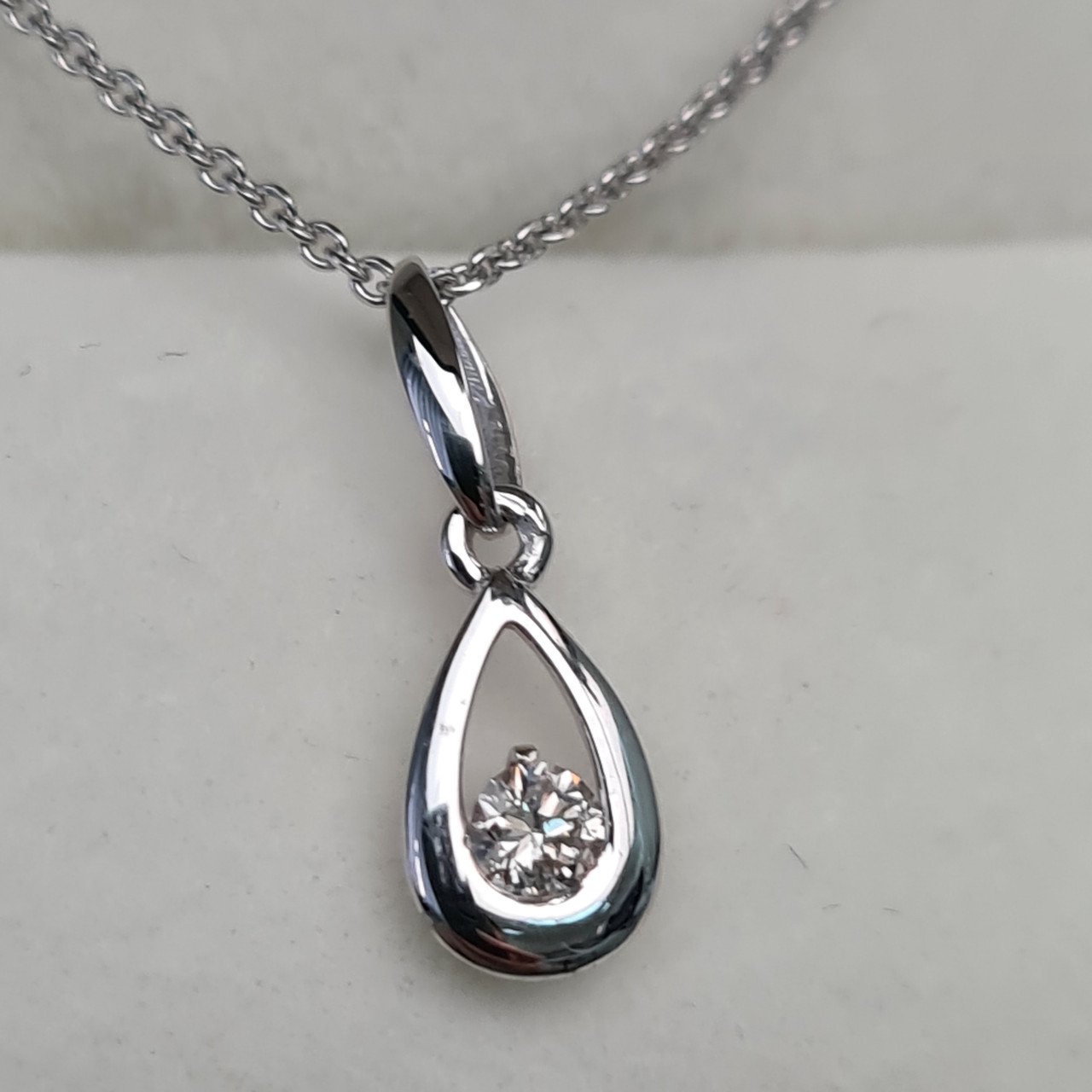 Кулон Deimantas 1,72гр 0,10ct. купить,NaN