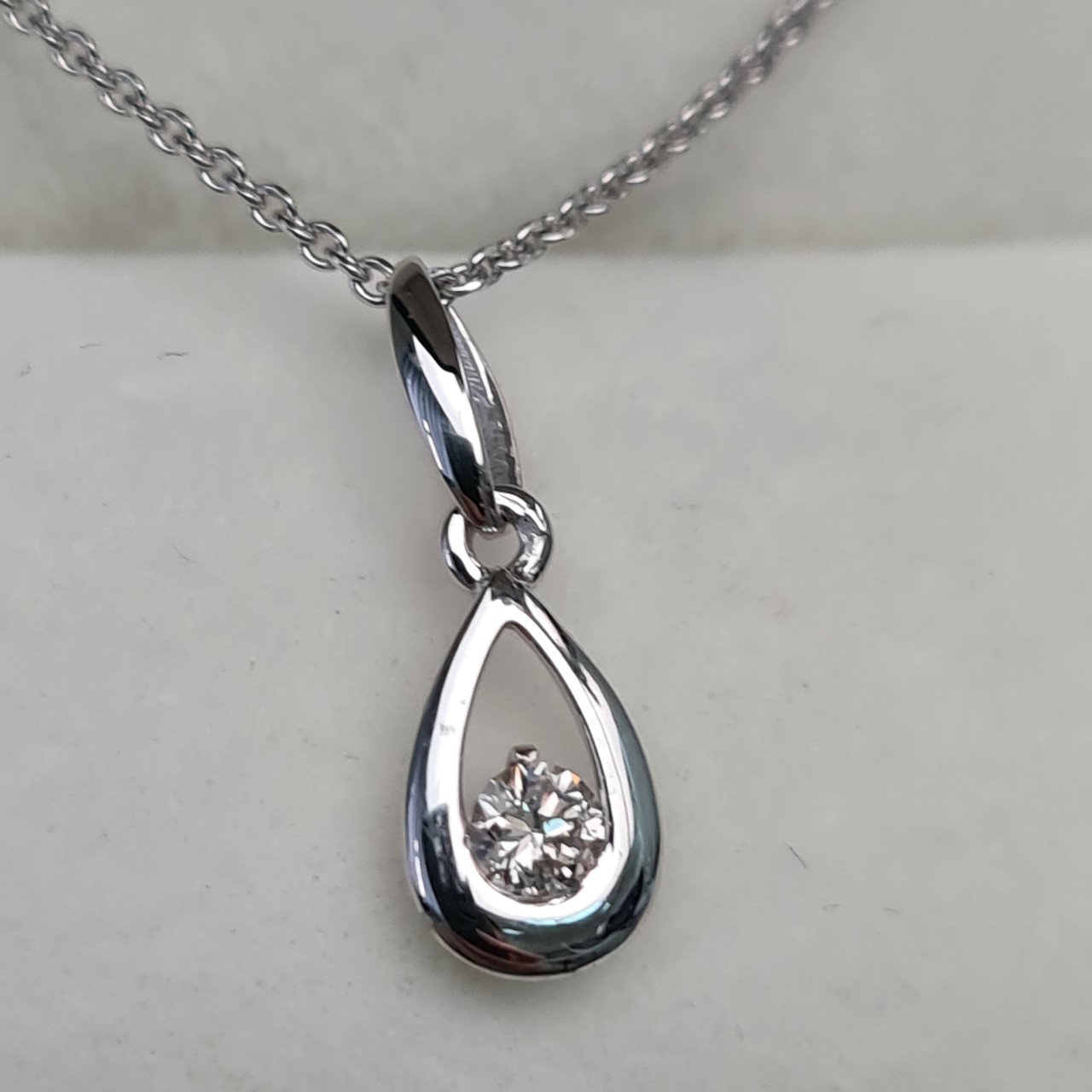 Кулон Deimantas 1,72гр 0,10ct. купить,NaN