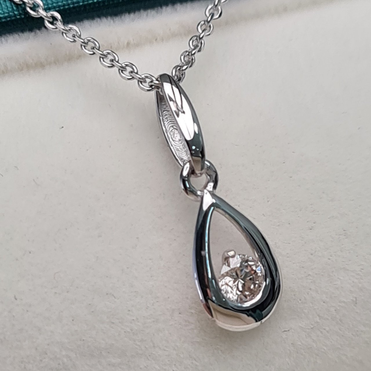 Кулон Deimantas 1,72гр 0,10ct. купить,NaN