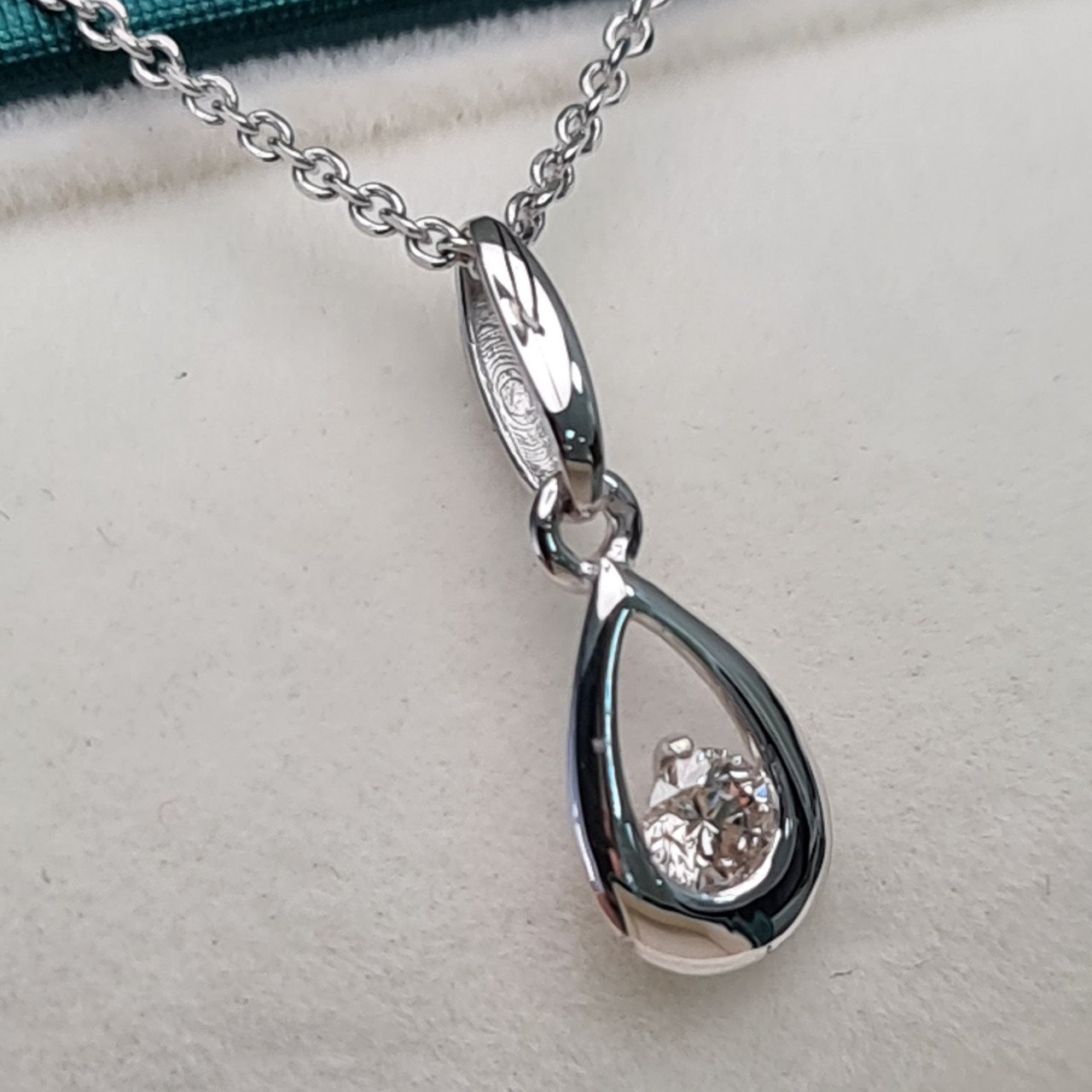 Кулон Deimantas 1,72гр 0,10ct. купить,NaN