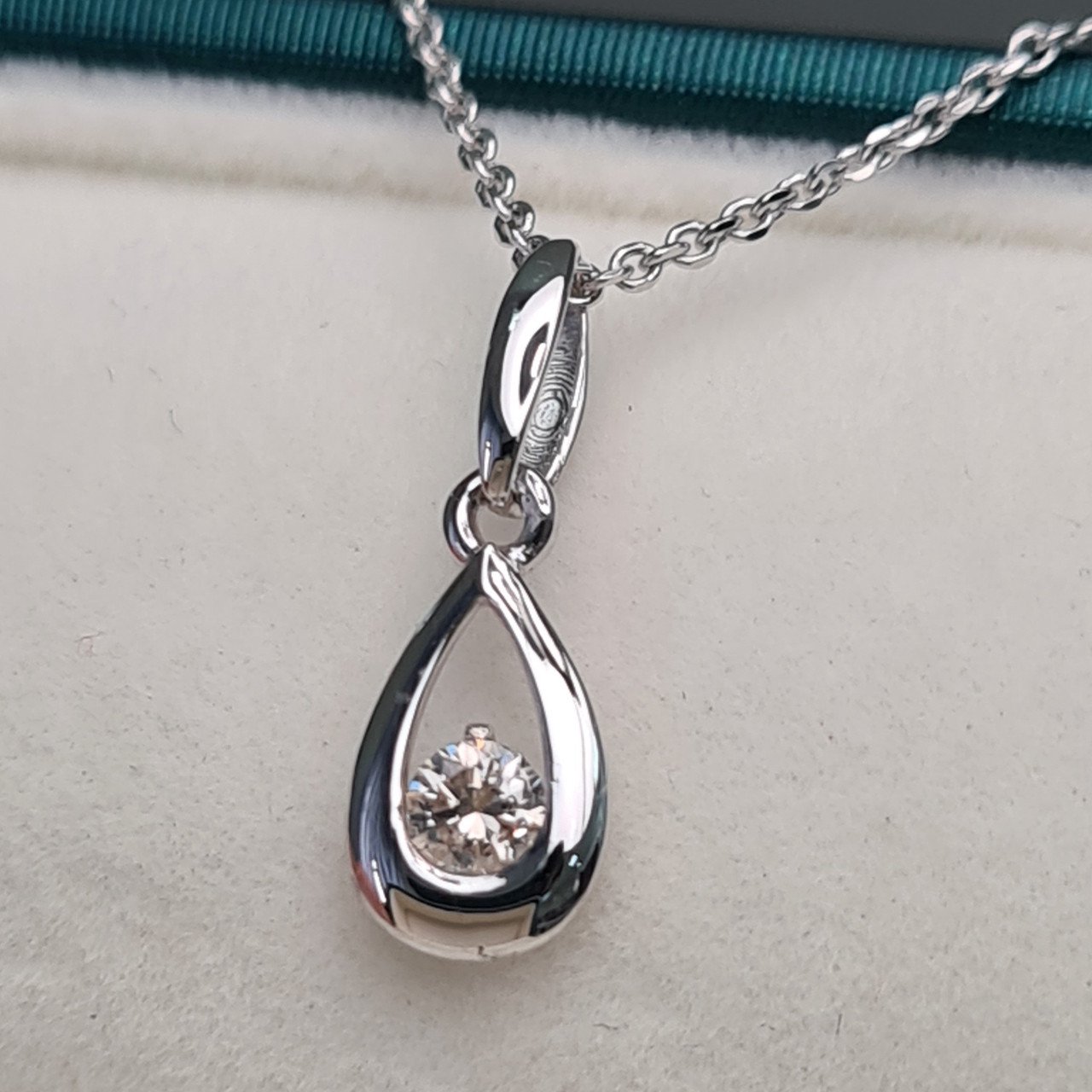 Кулон Deimantas 1,72гр 0,10ct. купить,NaN