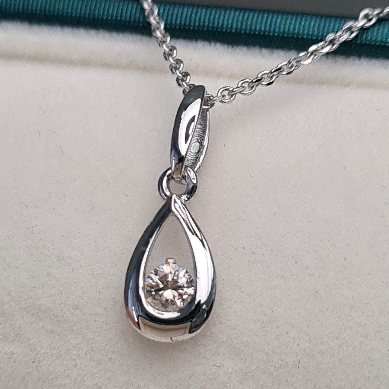 Кулон Deimantas 1,72гр 0,10ct. купить,NaN