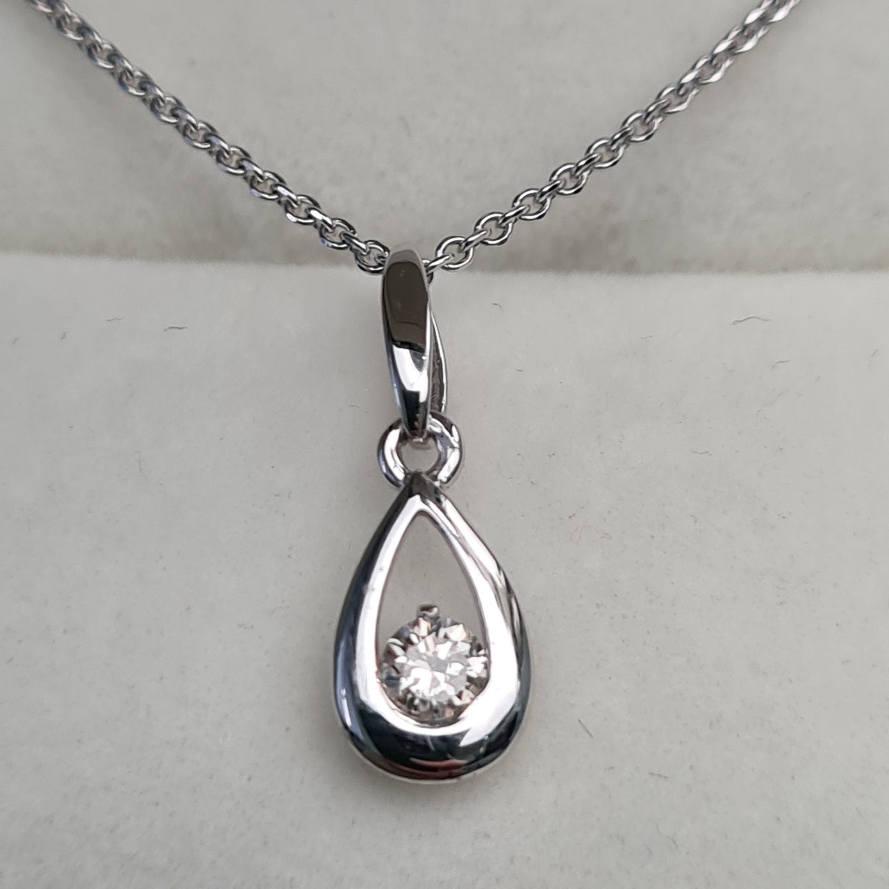 Кулон Deimantas 1,72гр 0,10ct. купить,NaN