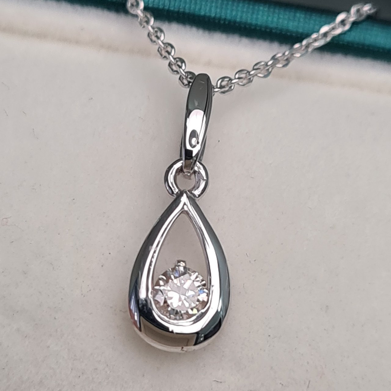 Кулон Deimantas 1,72гр 0,10ct. купить,NaN