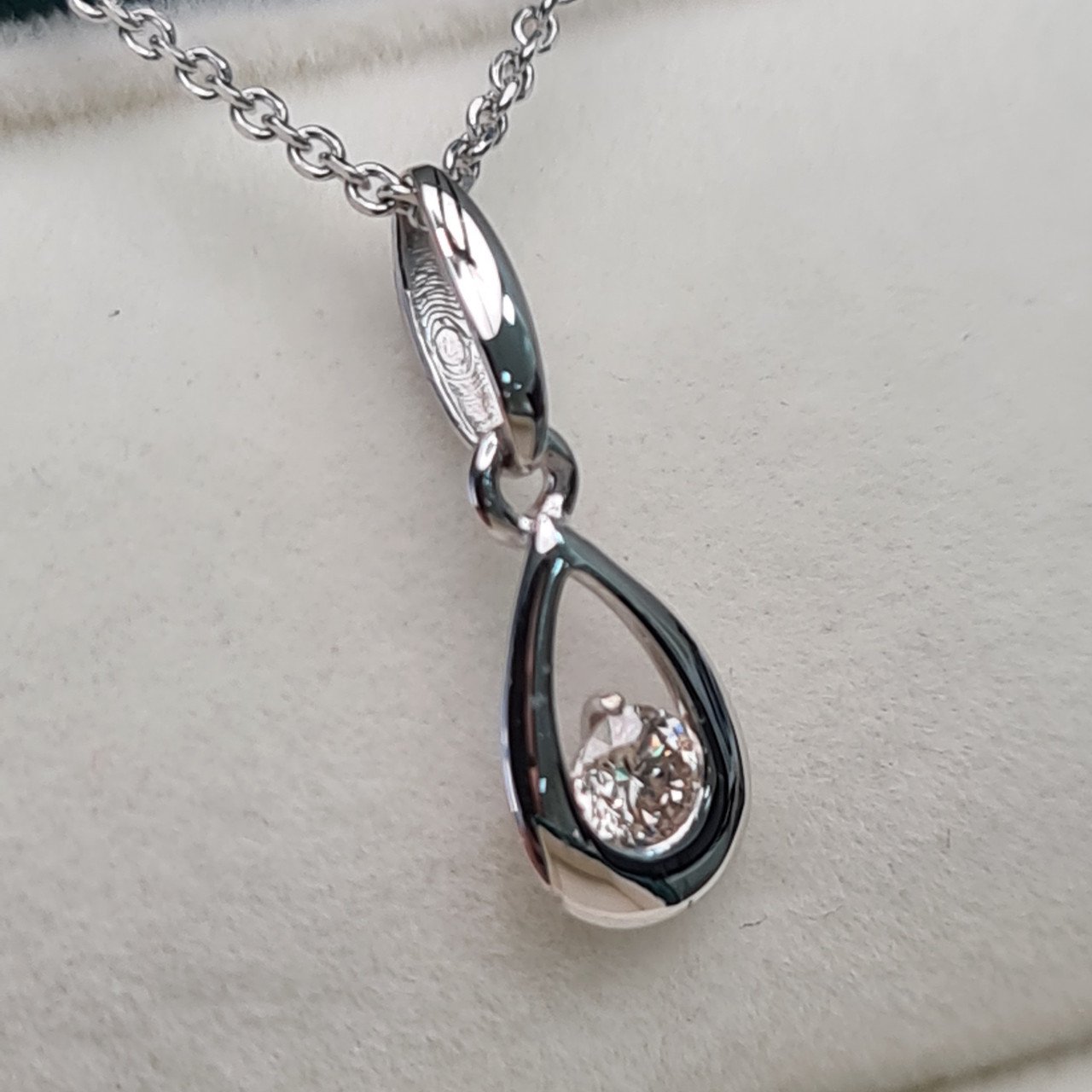 Кулон Deimantas 1,72гр 0,10ct. купить,NaN