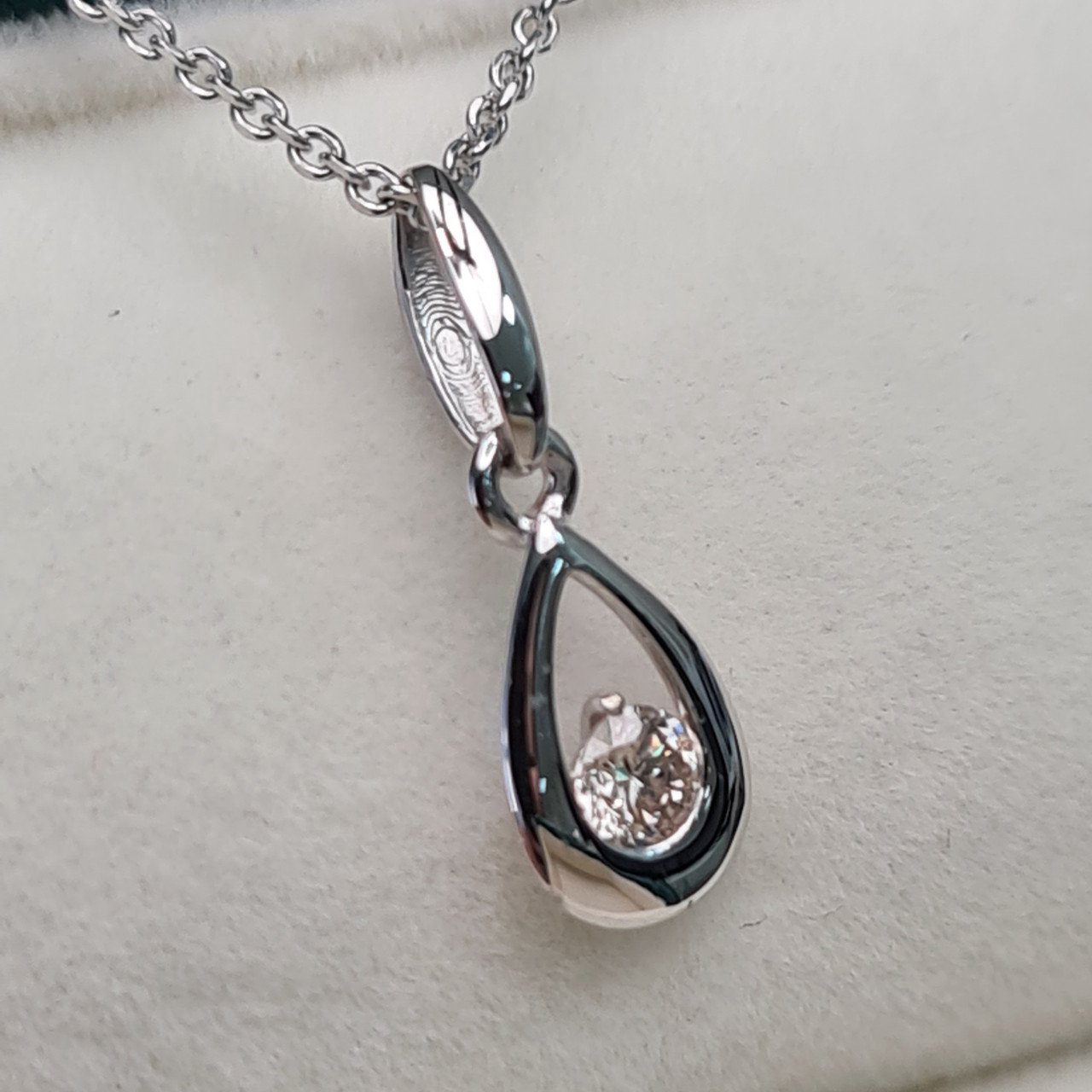 Кулон Deimantas 1,72гр 0,10ct. купить,NaN