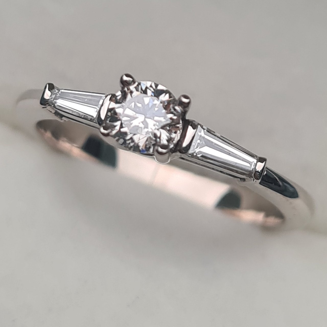 Кольцо Deimantas 96270092 16,51р 2,24гр 0,38ct. купить,NaN