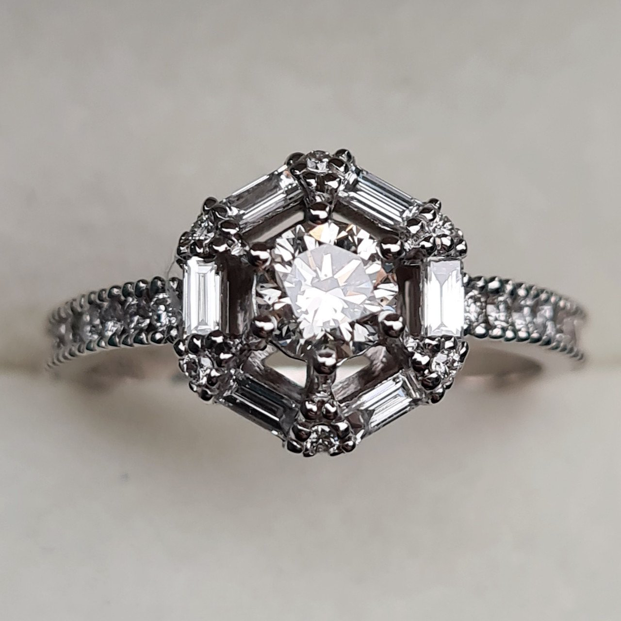 Кольцо Deimantas 96286141 17,5р 3,37гр 0,88ct. купить,NaN