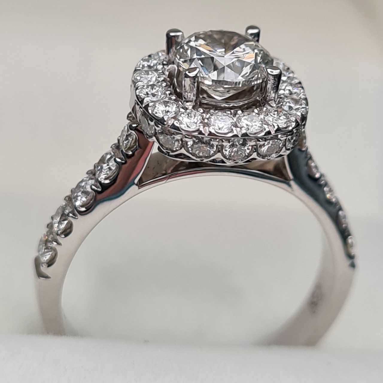 Кольцо Deimantas 94646683 18р 4,69гр 2,21ct. купить,NaN