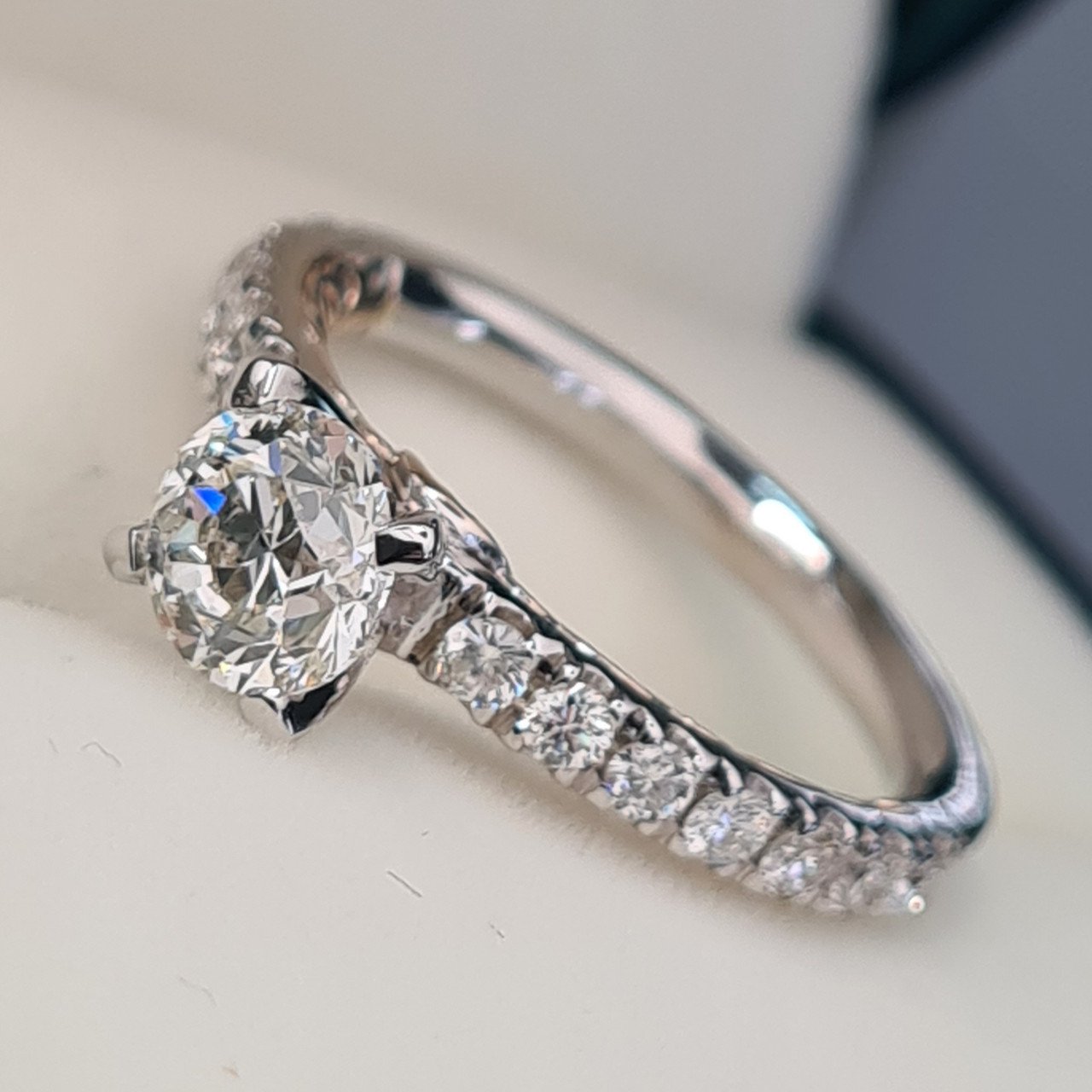 Кольцо Deimantas 87129310 16,5р 3,26гр 1,17ct. купить,NaN