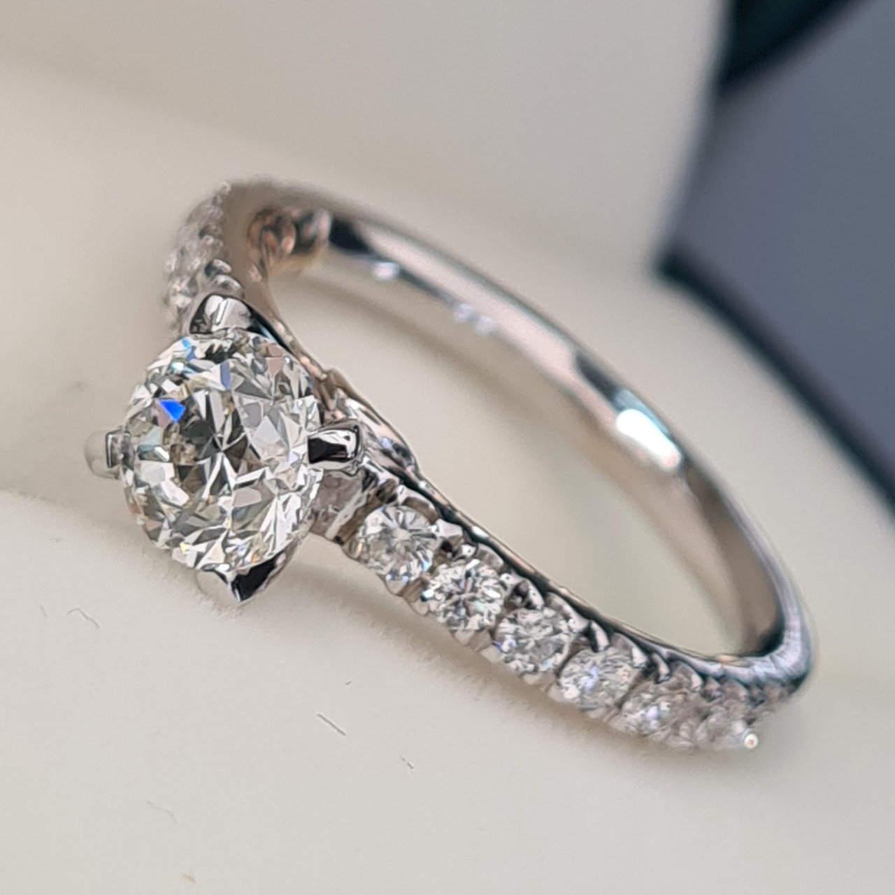 Кольцо Deimantas 87129310 16,5р 3,26гр 1,17ct. купить,NaN