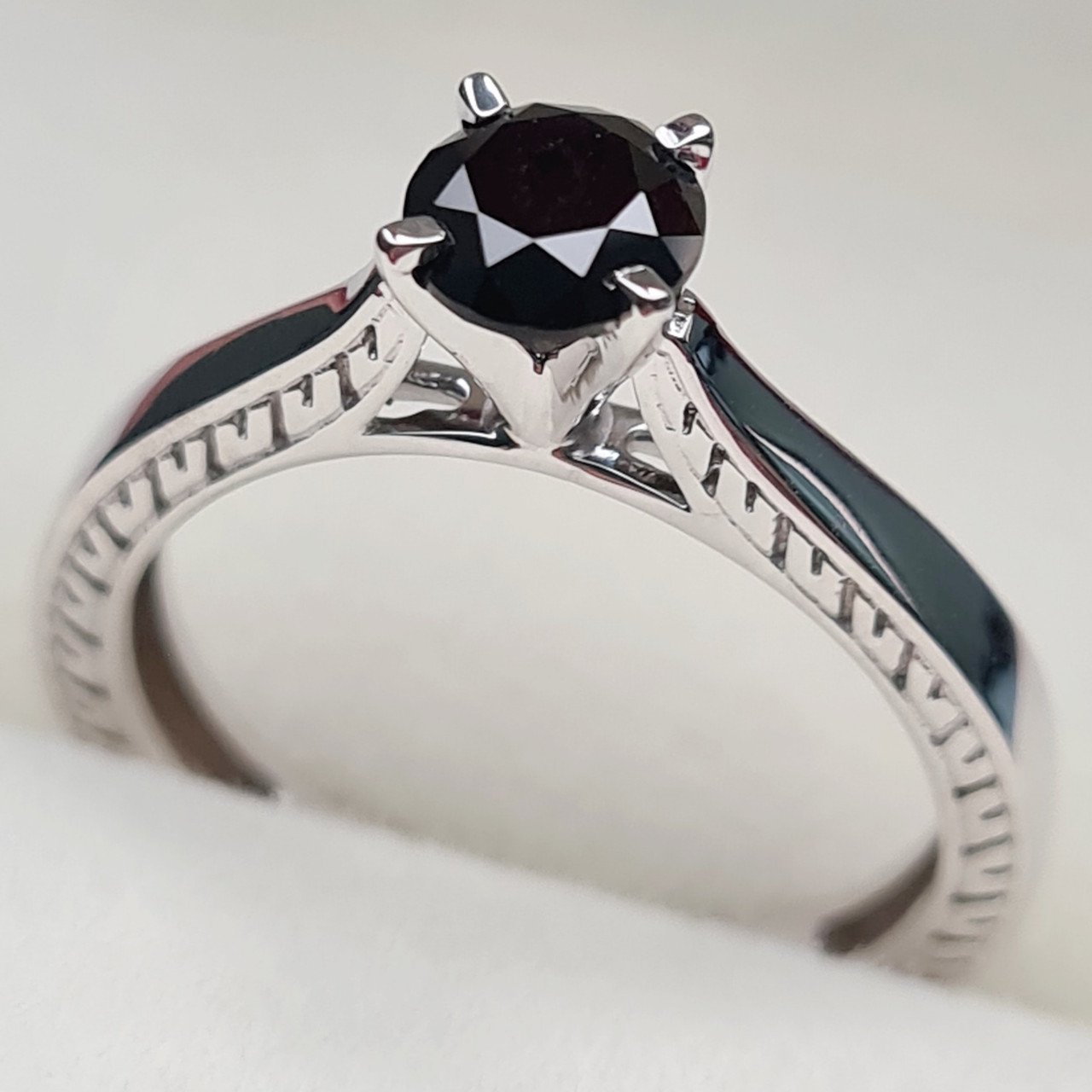 Кольцо Deimantas 96413747 16,5р 2,79гр 0,67ct. купить,NaN