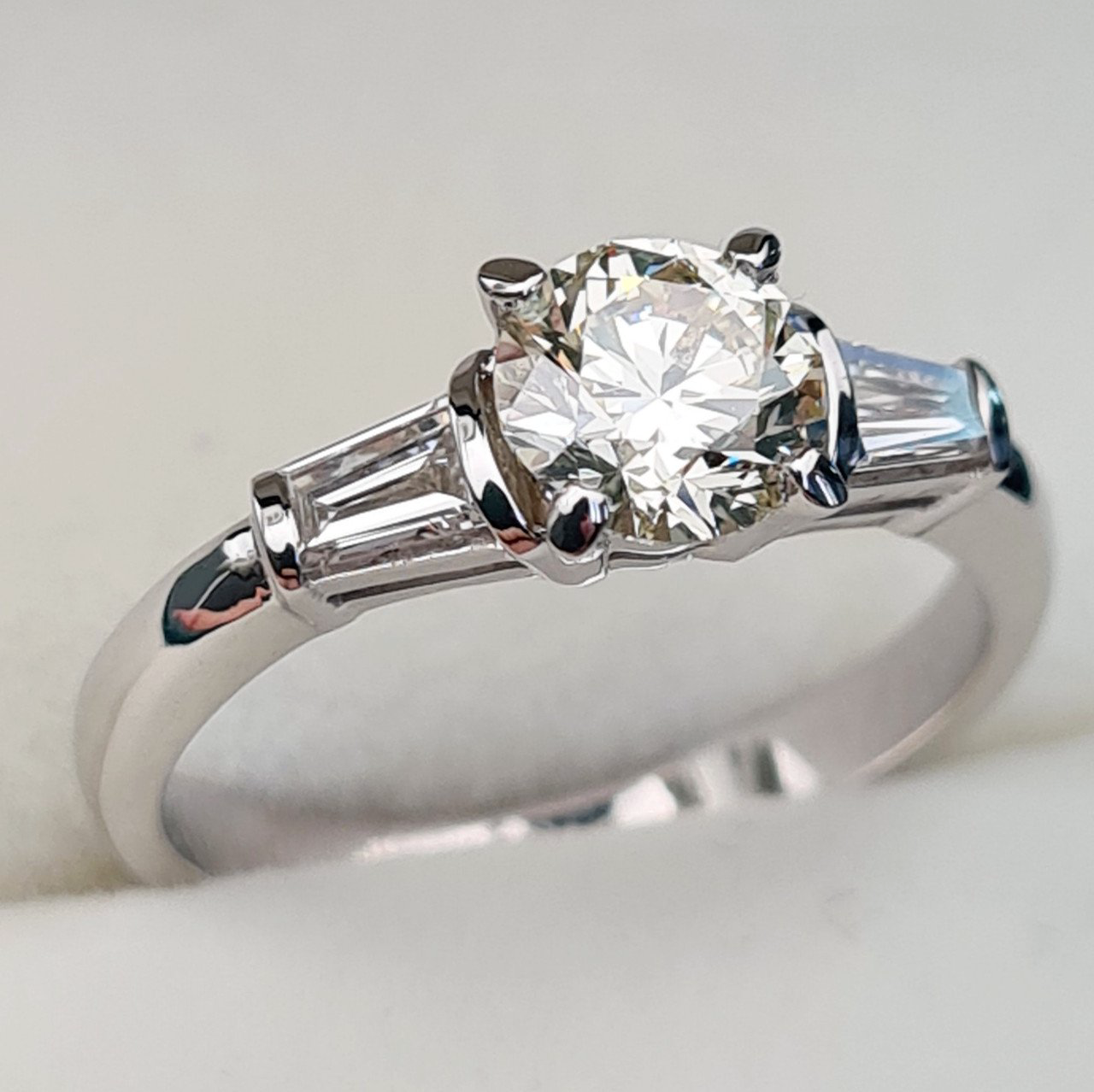 Кольцо Deimantas 88925775 16,5р 3,24гр 1,26ct. купить,NaN