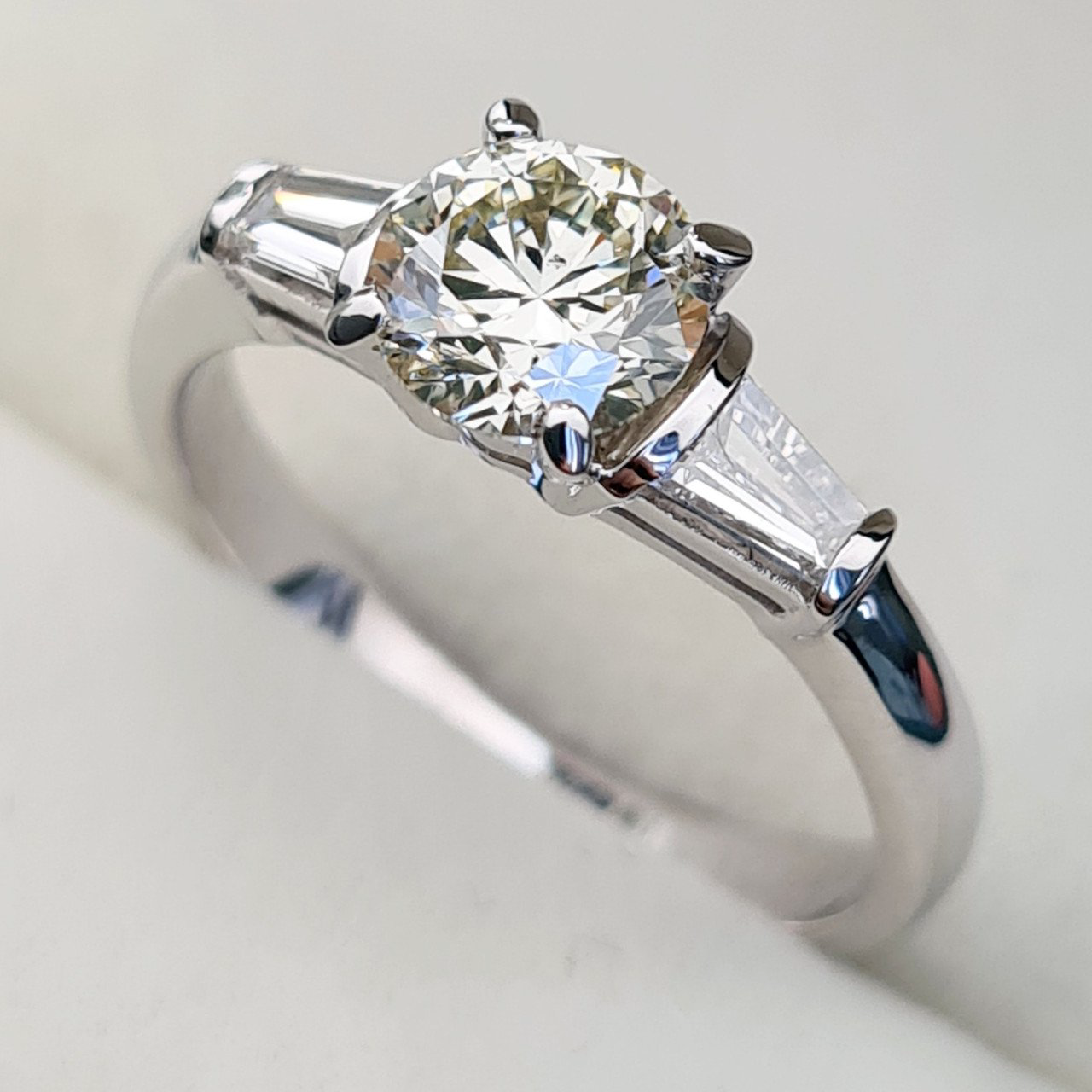 Кольцо Deimantas 88925775 16,5р 3,24гр 1,26ct. купить,NaN