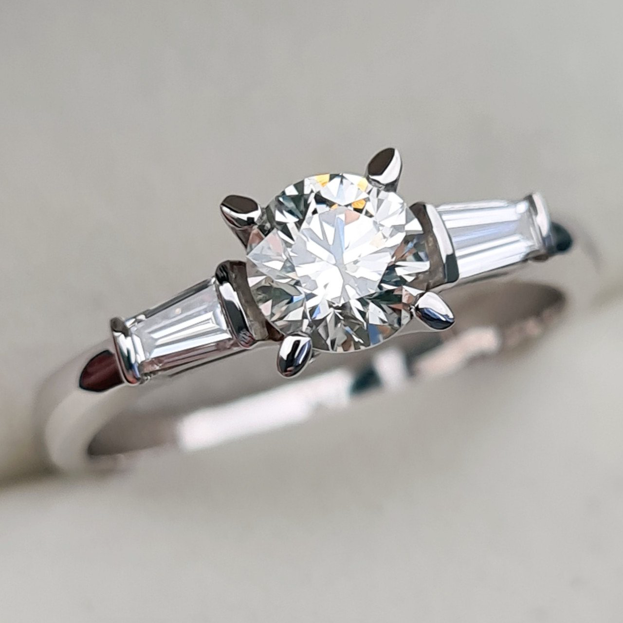 Кольцо Deimantas 90226151 16,5р 2,44гр 0,86ct. купить,NaN