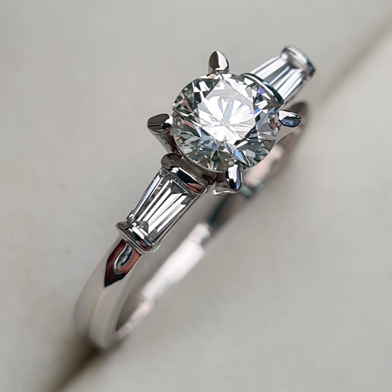 Кольцо Deimantas 90226151 16,5р 2,44гр 0,86ct. купить,NaN