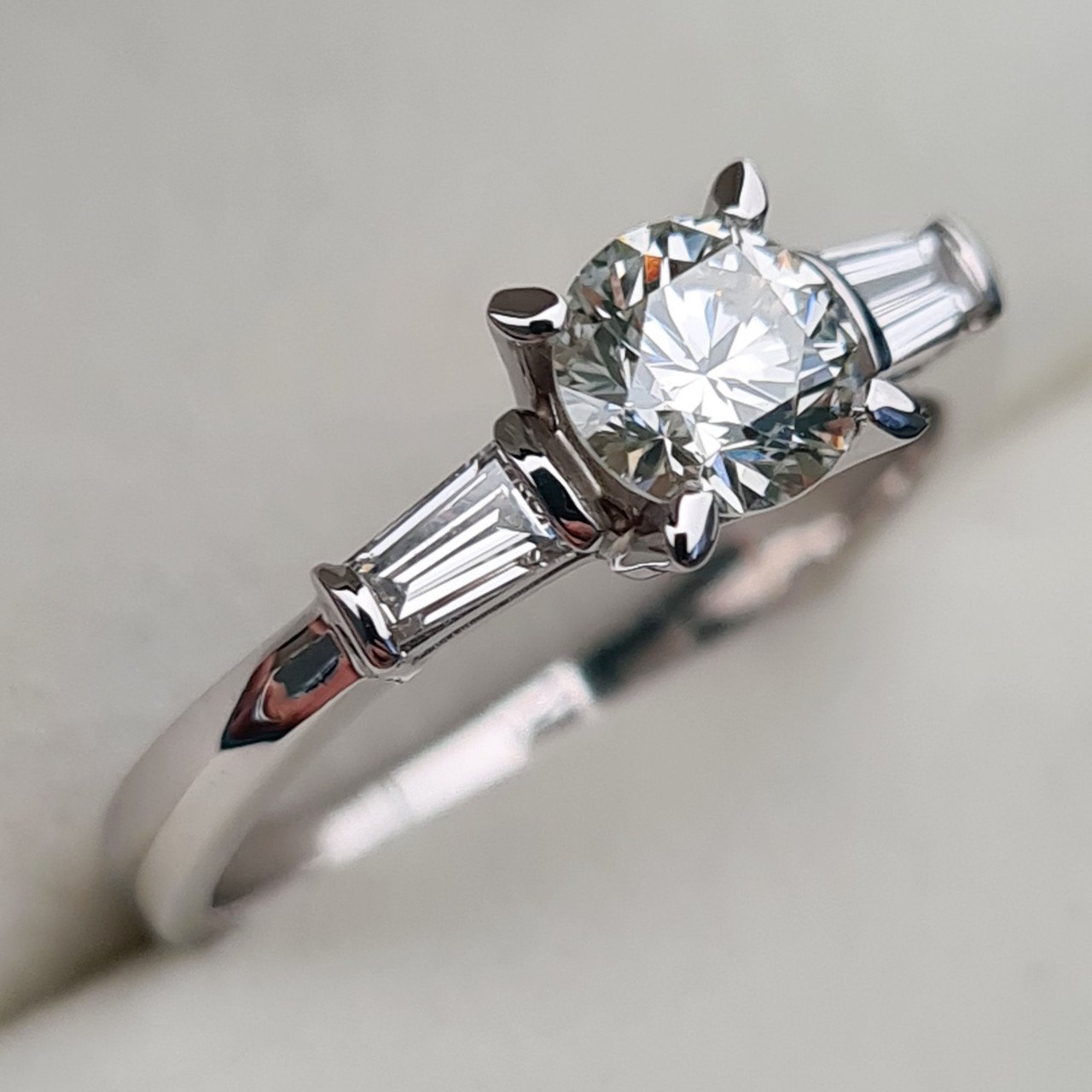 Кольцо Deimantas 90226151 16,5р 2,44гр 0,86ct. купить,NaN
