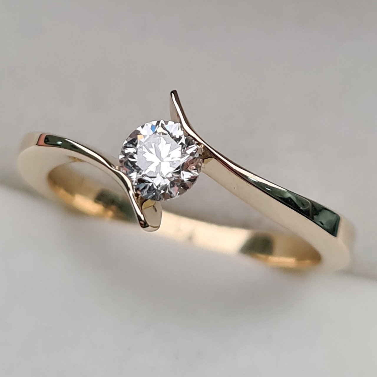 Кольцо Deimantas 95131321 16,5р 2,54гр 0,36ct. купить,NaN